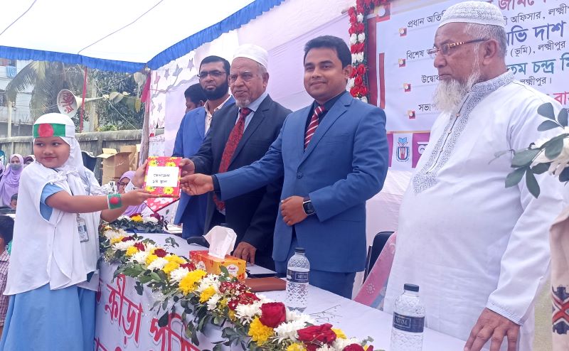 নয় শতাধিক ছাত্র-ছাত্রীকে পুরস্কার দিল ন্যাশনাল আইডিয়াল স্কুল অ্যান্ড কলেজ